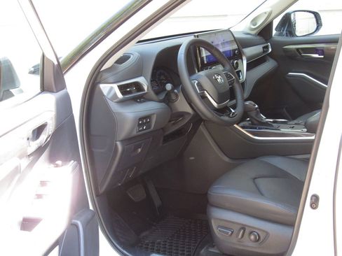 Used 2025 Toyota Highlander Platinum AWD/4WD image 11