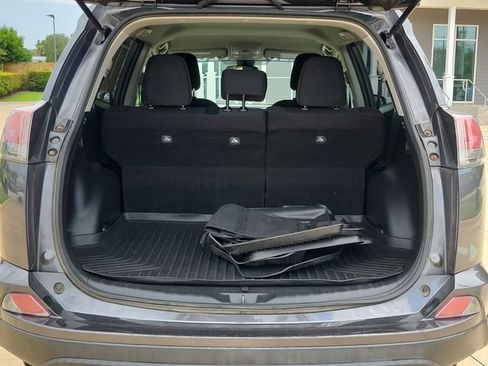 Used 2018 Toyota RAV4 LE FWD image 33