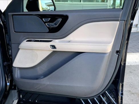 Used 2023 Lincoln Aviator AWD image 22