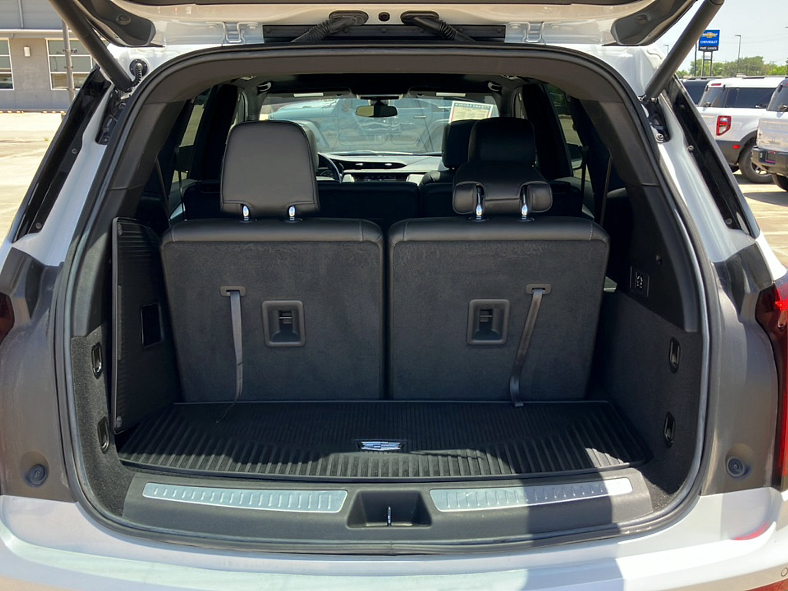 Used 2023 Cadillac XT6 Luxury w/ LPO, Floor Liner Package FWD image 17