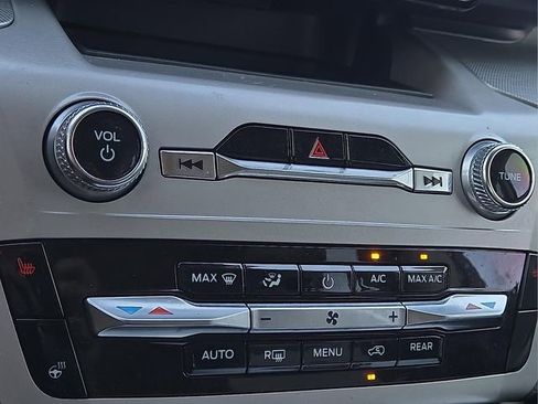 Used 2023 Ford Explorer XLT w/ Equipment Group 202A image 25