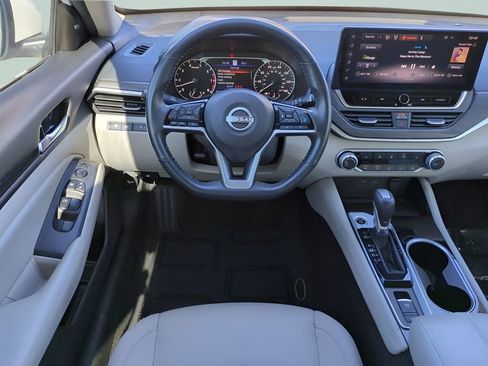 Used 2024 Nissan Altima 2.5 SV w/ SV Premium Package image 14