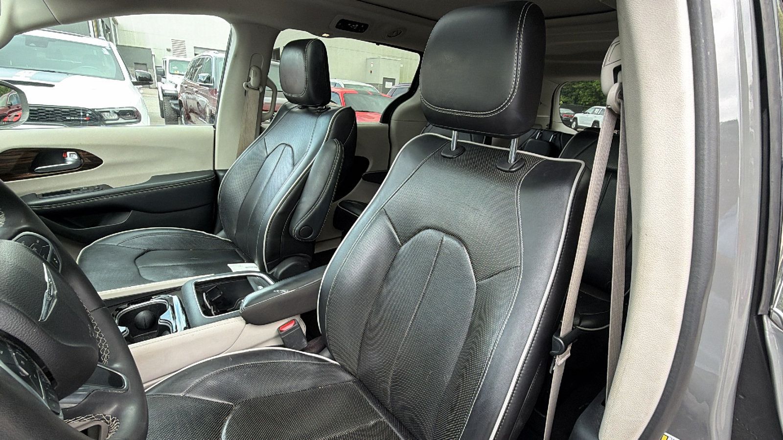 Used 2022 Chrysler Pacifica Limited FWD image 17