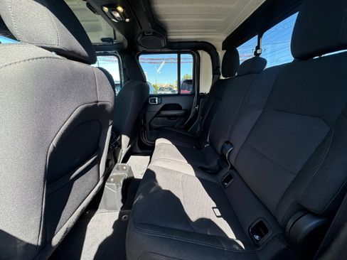 Used 2020 Jeep Gladiator Overland w/ Cold Weather Group image 14