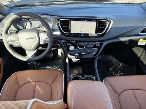 New 2026 Chrysler Pacifica Pinnacle image 3