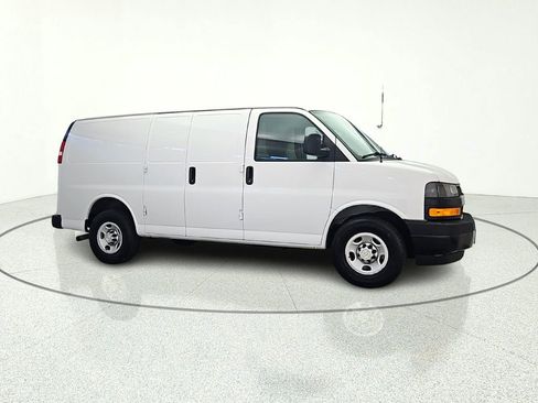 Used 2021 Chevrolet Express 2500 RWD image 2