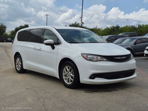 Used 2023 Chrysler Voyager LX FWD image 3