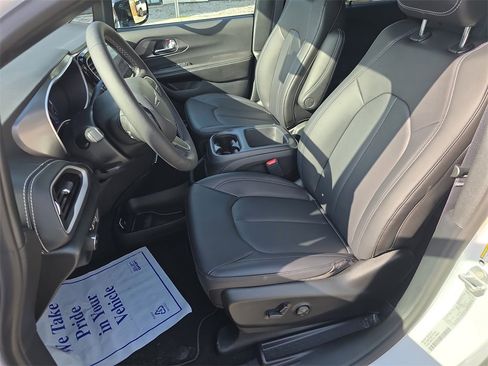 New 2026 Chrysler Pacifica Select image 12