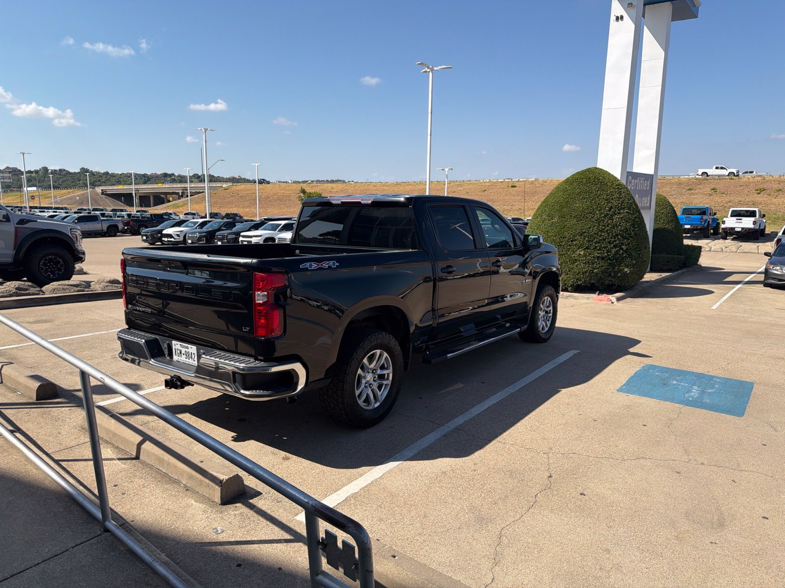 Used 2021 Chevrolet Silverado 1500 LT AWD/4WD image 19