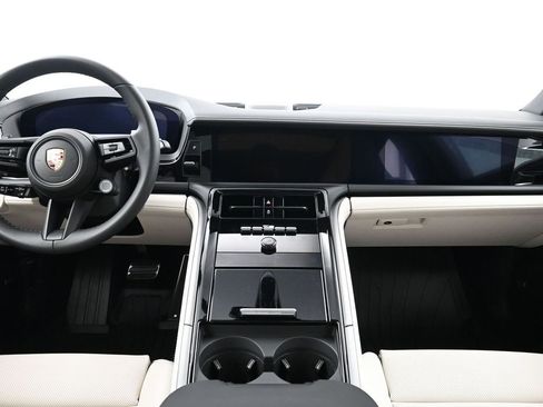 Used 2025 Porsche Panamera image 9