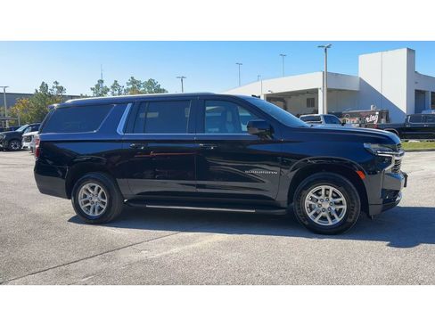 Used 2023 Chevrolet Suburban LT image 2