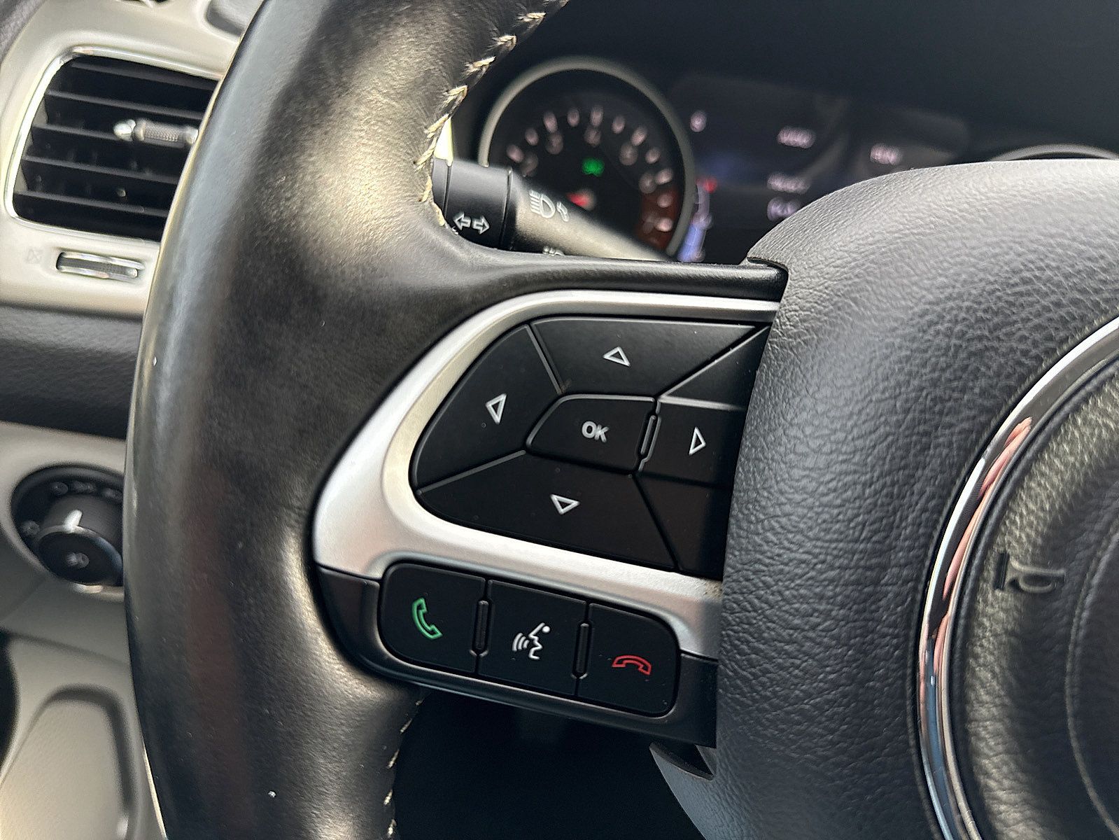 Used 2019 Jeep Compass Latitude w/ Popular Equipment Group AWD/4WD image 39