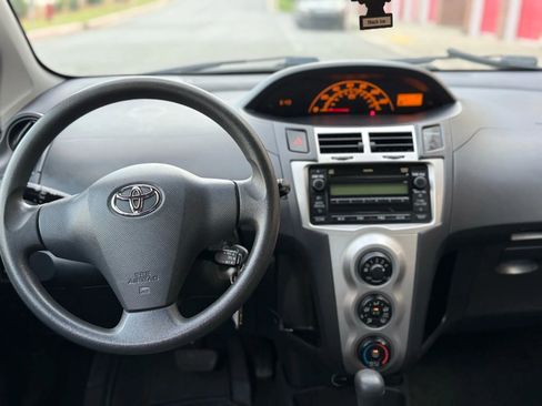Used 2010 Toyota Yaris 4-Door Hatchback image 14