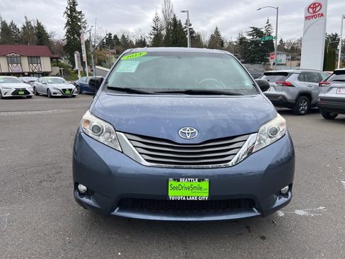Used 2014 Toyota Sienna XLE image 2