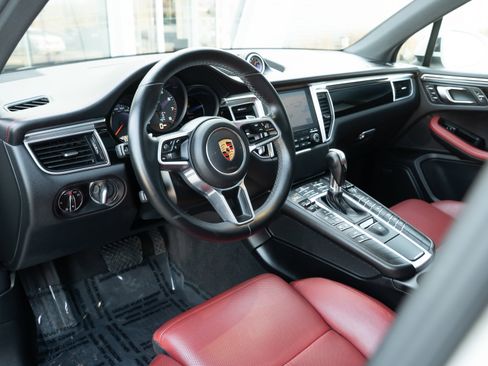 Used 2018 Porsche Macan image 9