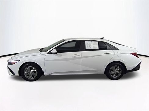 Used 2025 Hyundai Elantra SE FWD image 8