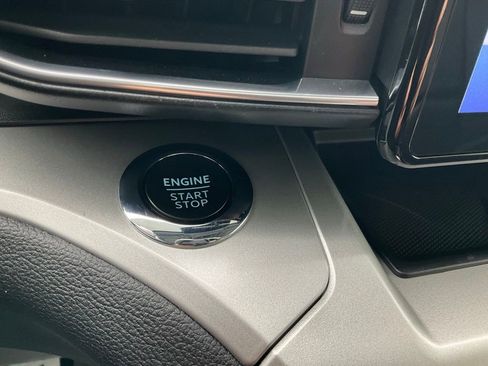 Used 2022 Ford Explorer XLT w/ Equipment Group 202A image 8