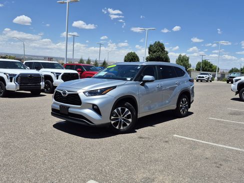 Certified 2025 Toyota Highlander XLE AWD/4WD image 1