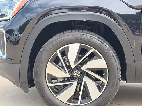 Used 2024 Volkswagen Atlas SE w/ Panoramic Sunroof Package FWD image 5