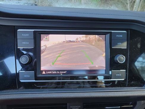 Used 2023 Volkswagen Jetta SE image 9