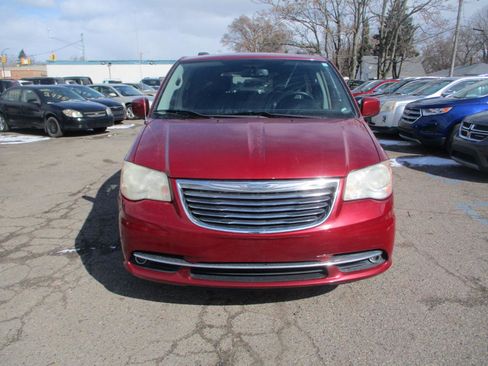 Used 2013 Chrysler Town & Country Touring image 2