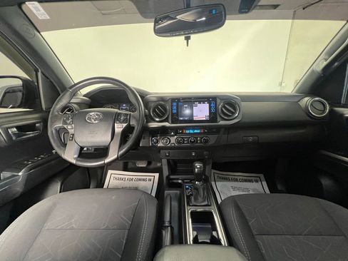 Used 2017 Toyota Tacoma TRD Sport image 10