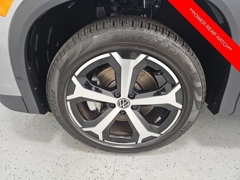 Used 2025 Volkswagen Tiguan SE AWD/4WD image 9