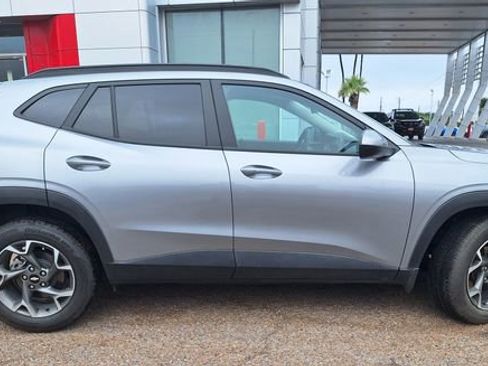 Used 2025 Chevrolet Trax LT w/ Driver Confidence Package FWD image 8