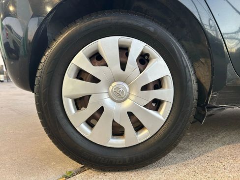 Used 2010 Toyota Yaris 4-Door Hatchback image 24