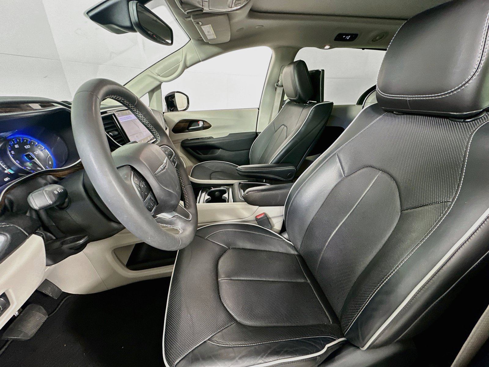 Used 2023 Chrysler Pacifica Limited w/ Uconnect Theater Family Group FWD image 22