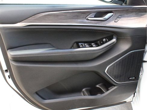 Used 2023 Jeep Grand Cherokee L Overland AWD/4WD image 9