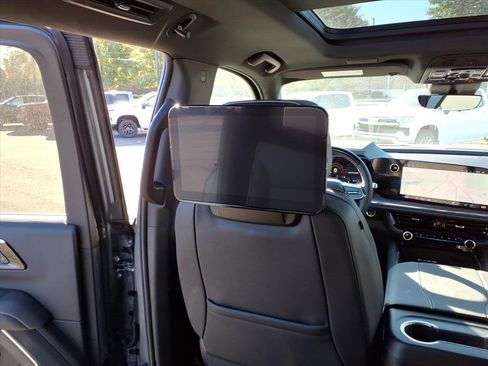 New 2026 Chevrolet Suburban Premier image 8