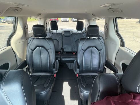 Used 2022 Chrysler Pacifica Touring-L FWD image 20