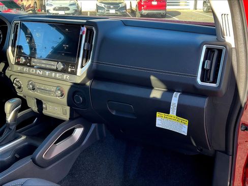 Used 2025 Nissan Frontier SV image 13