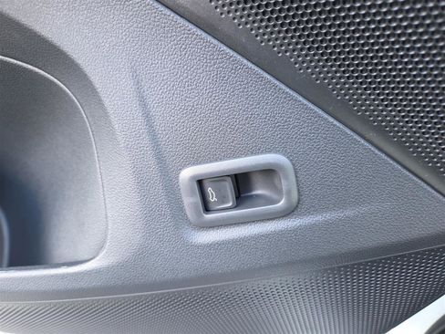 New 2025 Volkswagen Tiguan SE image 15