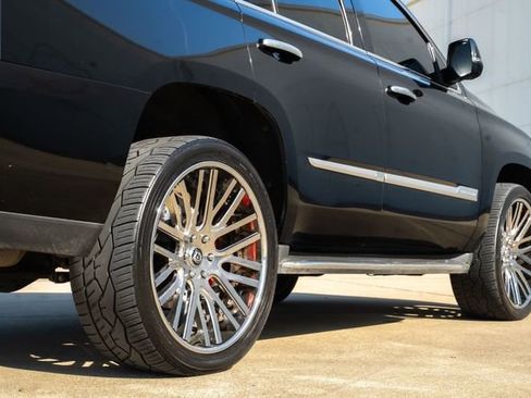 Used 2018 Cadillac Escalade Luxury image 11