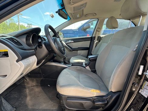 Used 2013 Kia Forte EX w/ Fuel Economy Pkg image 2