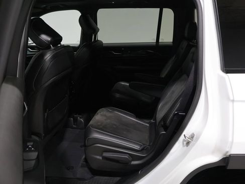 Used 2023 Jeep Grand Cherokee L Laredo image 18