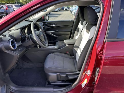 Used 2025 Chevrolet Trax LS w/ LS Convenience Package FWD image 11