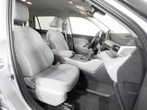 Used 2023 Toyota Highlander LE image 19