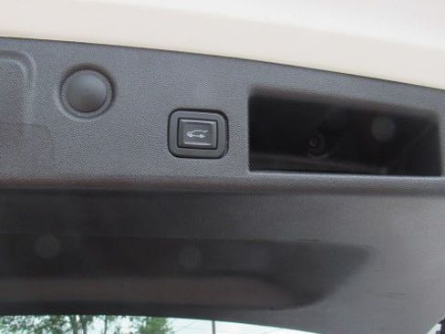 Used 2024 Chevrolet Equinox LT FWD image 8