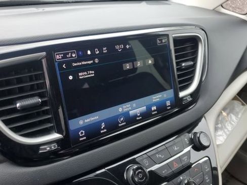 Certified 2024 Chrysler Pacifica Touring-L image 15