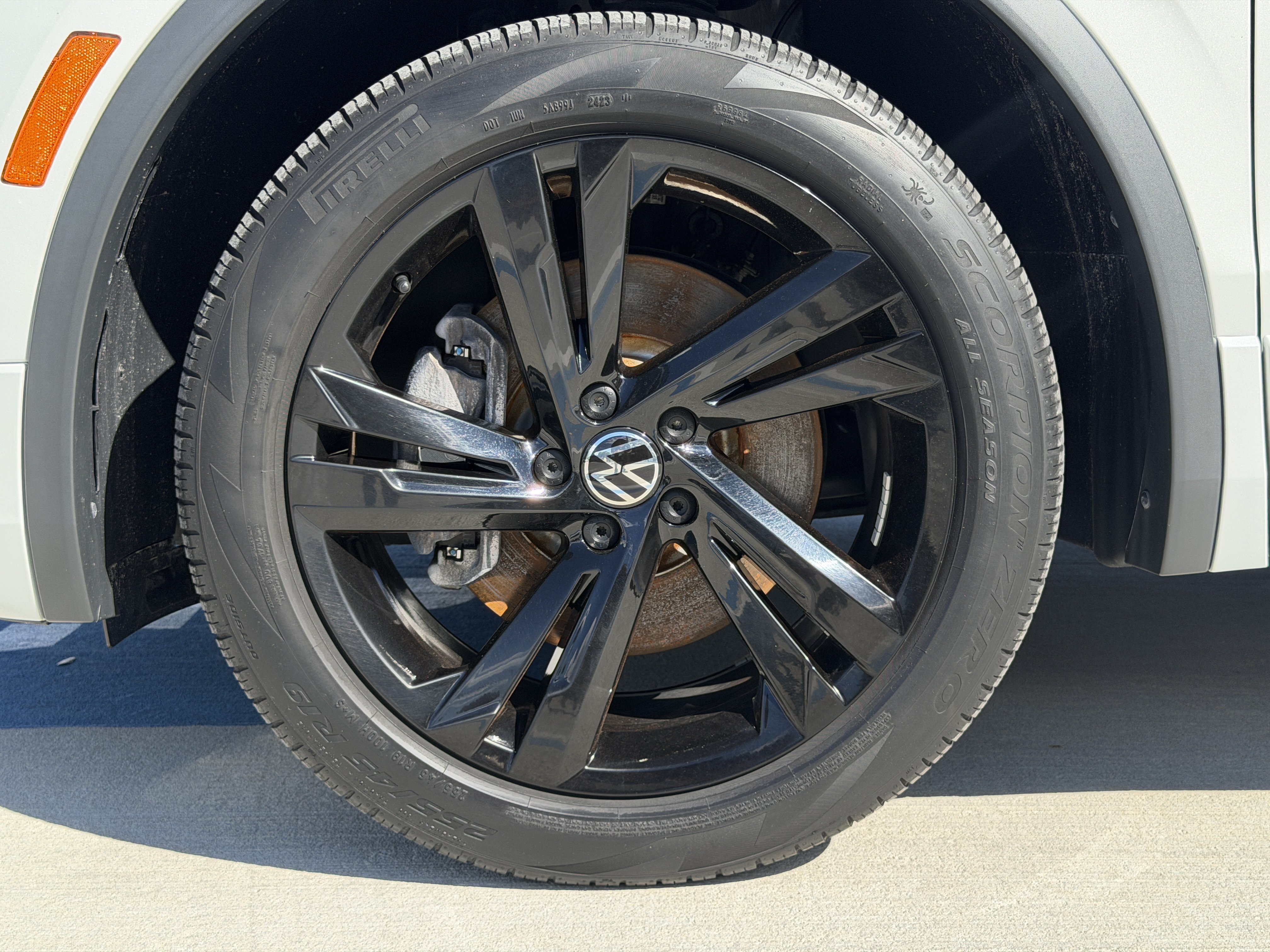 Certified 2023 Volkswagen Tiguan SE R-Line FWD image 34