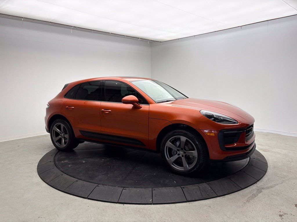 Certified 2024 Porsche Macan AWD/4WD image 9