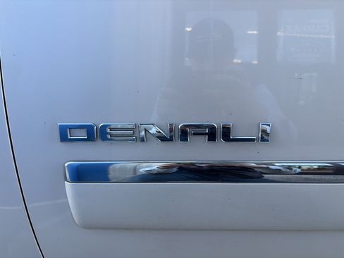 Used 2013 GMC Yukon XL Denali image 37
