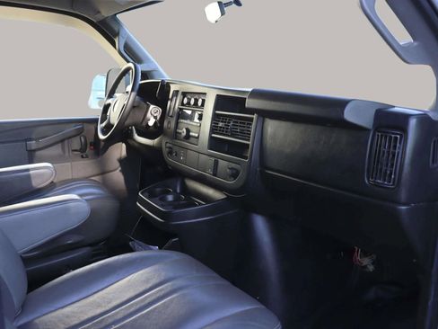 Used 2016 Chevrolet Express 2500 image 31