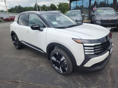 New 2025 Nissan Kicks SR image 2