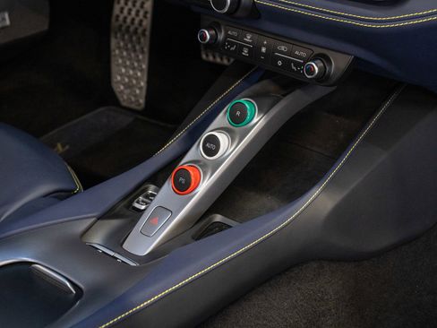 Used 2019 Ferrari Portofino RWD image 15