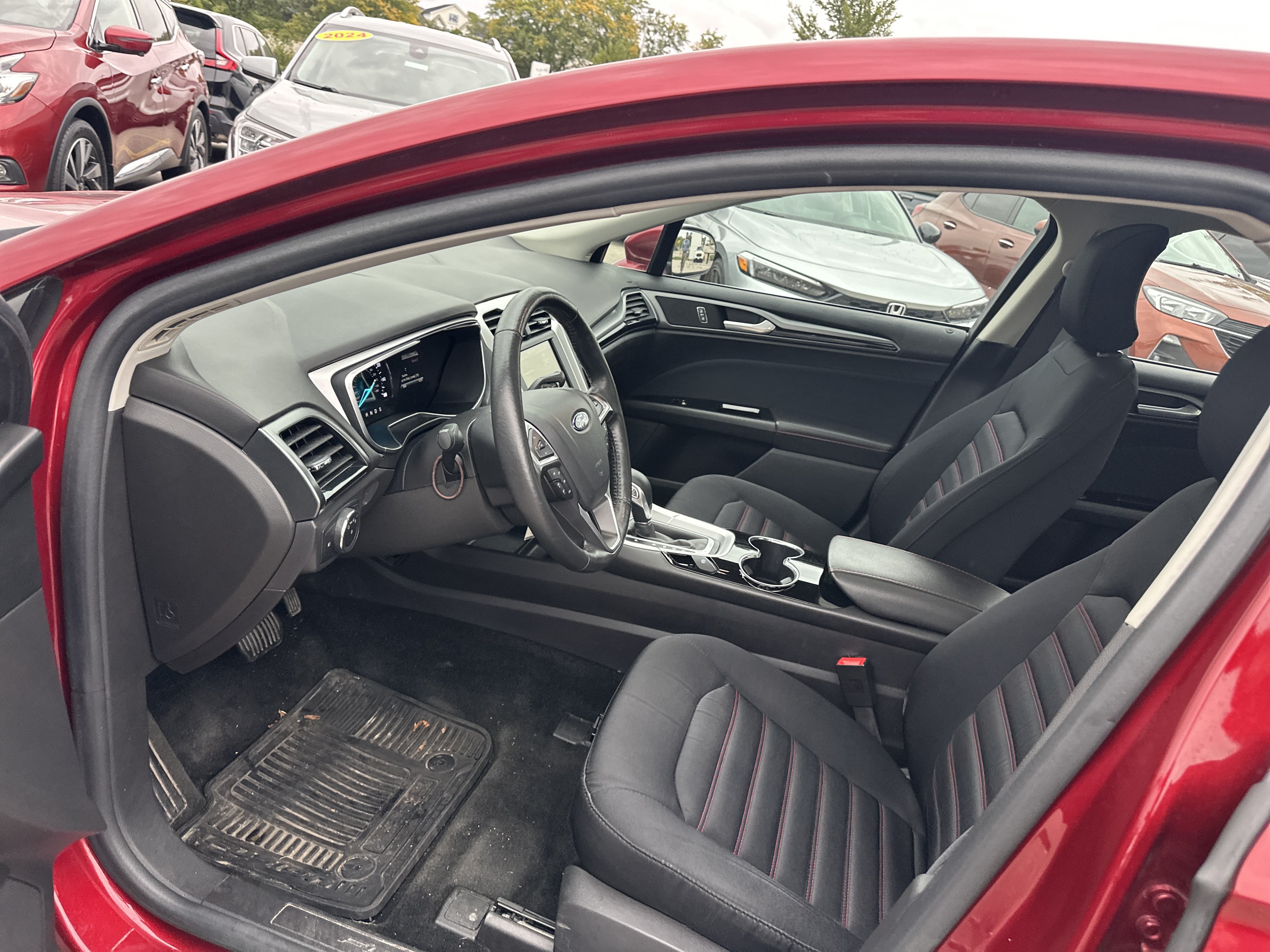 Used 2016 Ford Fusion SE FWD image 12