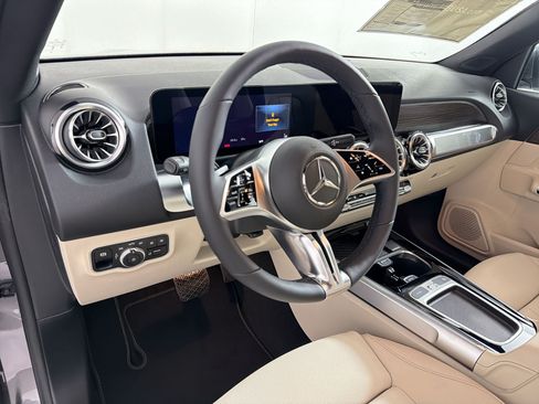 Used 2026 Mercedes-Benz GLB 250 4MATIC image 4